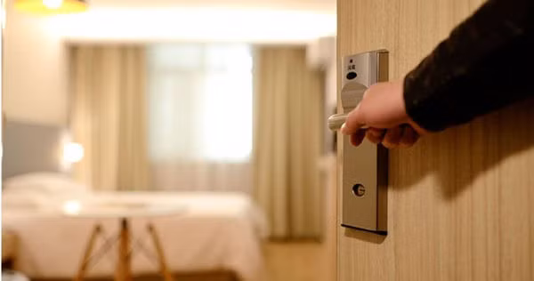 Nằm trong phòng khách sạn khóa cửa, cô gái sốc khi gặp người này Nam trong phong khach san khoa cua, co gai soc khi gap nguoi nay