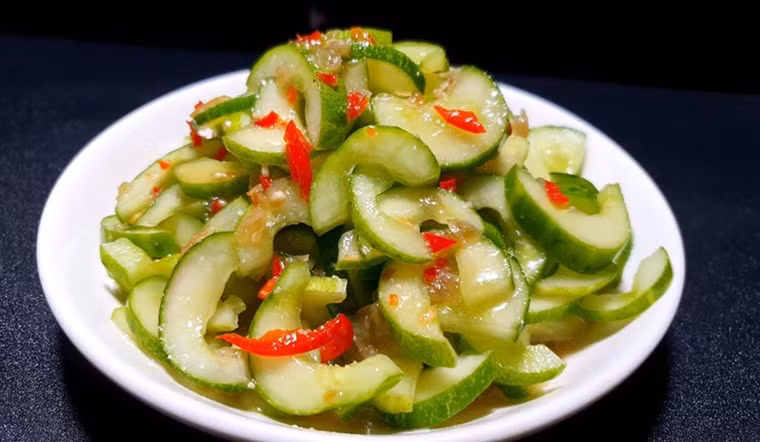 Ăn nửa đĩa dưa chuột, người đàn ông suýt chết vì... An nua dia dua chuot, nguoi dan ong suyt chet vi...