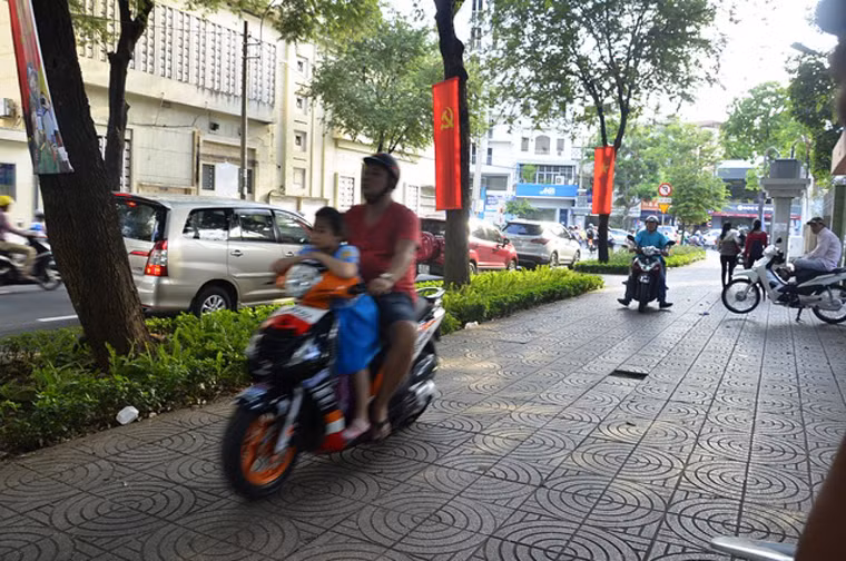 Những hành vi chạy xe máy trên vải hè của người dân...