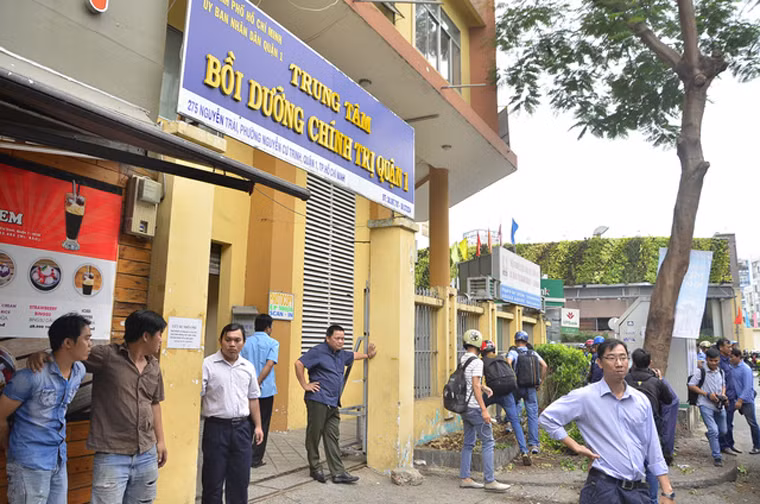 Những "lời thề" của vị lãnh đạo quận 1 nói trên đã dần trở thành hiện thực khi suốt hàng chục ngày qua, suốt từ sáng đến tận chiều tối, dưới thời tiết nắng nóng đầu mùa khô, dưới sự chỉ huy của ông Đoàn Ngọc Hải, nhiều lực lượng như CSGT, Trật tự đô thị, Thanh tra xây dựng, UBND, Cảnh sát khu vực, bảo vệ dân phố tất cả các phường trên địa bàn đều đồng loạt ra quân giành lại vỉa hè.