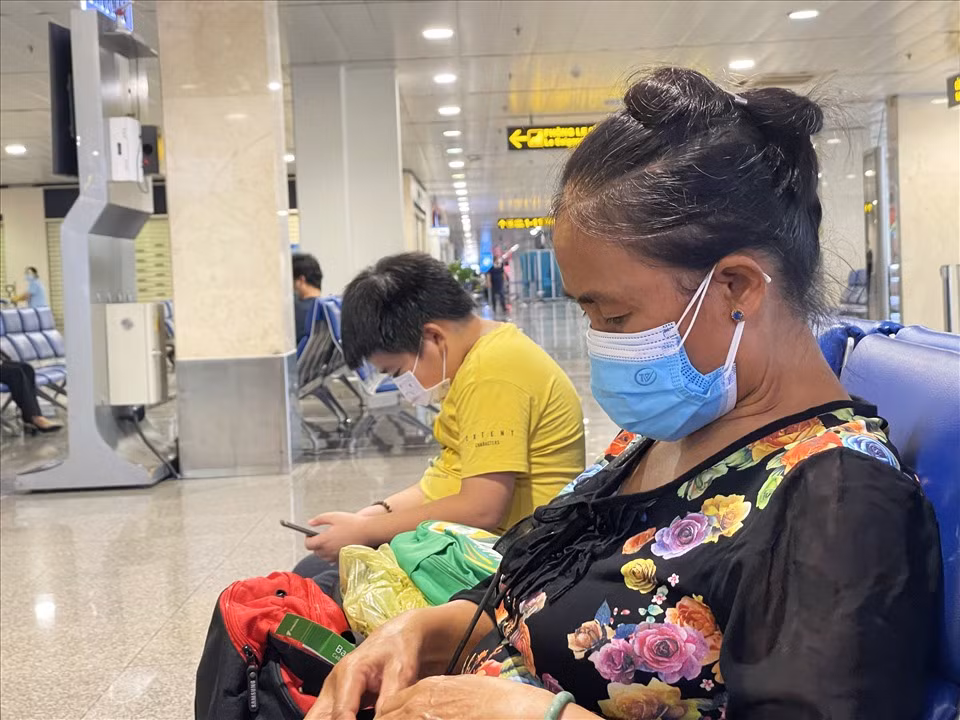 Đến sân bay, hành khách được yêu cầu đeo khẩu trang 100%, một vài người cẩn thận hơn có thể mắc đồ bảo hộ. Thêm vào đó, hành khách cũng được yêu cầu khai báo y tế online để thuận tiện trong việc truy vết. Mã khai báo y tế sẽ được kiểm tra rất nhiều lần: Tại quầy check-in của các hãng bay, cổng an ninh coi chiếu, cửa lên máy.