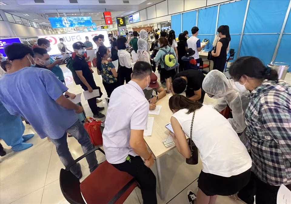 Trong ảnh, toàn bộ hành khách của chuyến bay QH240 (xuất phát từ TP HCM lúc 13h40 và hạ cánh tại sân bay Nội Bài lúc 15h50) đang thực hiện khai báo y tế.