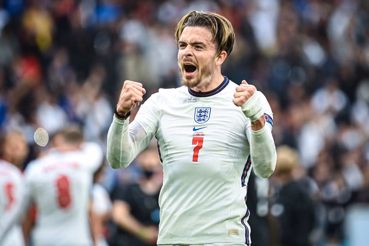 Hoàng tử William chắc hẳn rất vui mừng khi người tạo ra sự khác biệt cho tuyển Anh chính là Jack Grealish, tiền vệ đội trưởng của Aston Villa. Ngôi sao sinh năm 1993 mở màn cho đợt tấn công dẫn đến bàn thắng của Sterling, sau đó kiến tạo cho Kane gia tăng cách biệt.