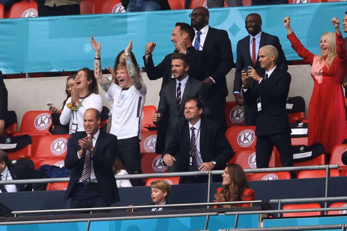 Ed Sheeran, David Beckham cùng Hoàng tử William theo sát từng diễn biến của trận đấu tại Wembley và ăn mừng cuồng nhiệt khi thầy trò HLV Gareth Southgate có bàn thắng.