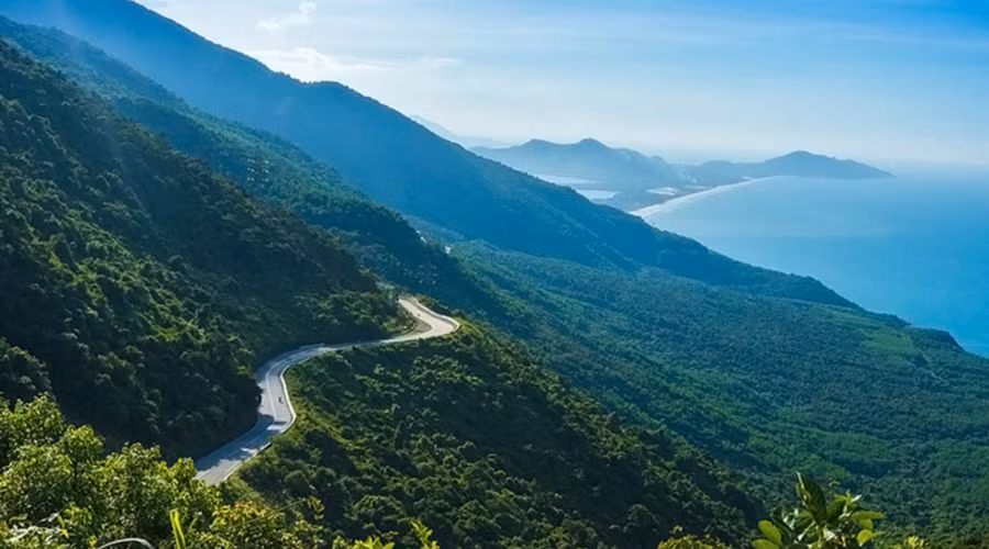 Cung đường đèo Hải Vân khúc khuỷu, ngoằn ngoèo với bên kia là núi non hùng vĩ, dưới là biển xanh mát lạnh tạo thành bức tranh thiên nhiên tráng lệ.