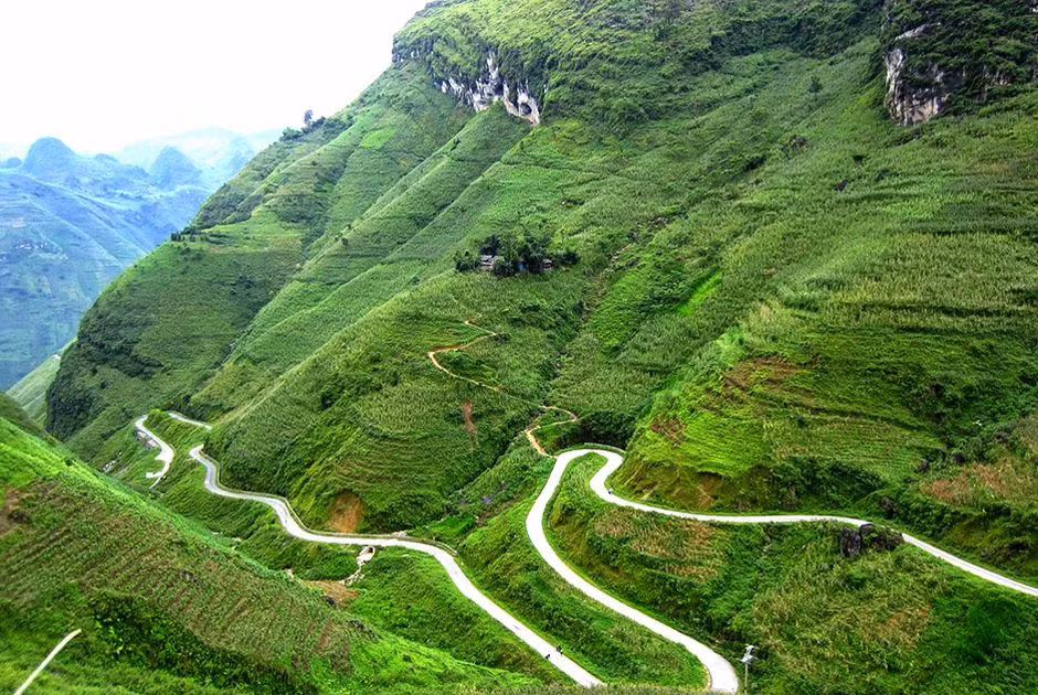 Đèo nằm ở vùng đất Hà Giang nổi tiếng với những cung đường uốn lượn như con rắn vắt mình từ ngọn núi này sang ngọn núi khác.