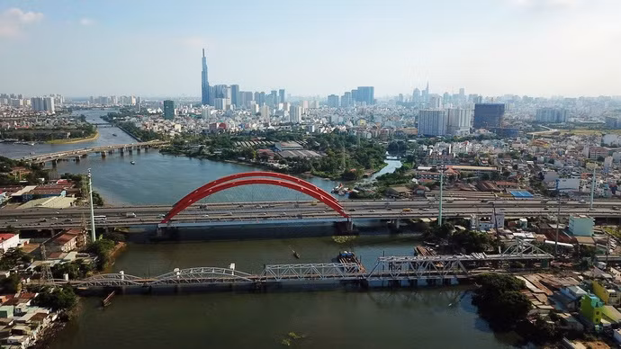 Những người thợ khỏe mạnh và can đảm ngồi vào caisson (một dạng thùng kín bằng kim loại) được cung cấp khí thở để đào móng trụ. Việc cực nhọc và nguy hiểm nhất của công trình, mỗi ca làm việc của họ chỉ khoảng 4 giờ.