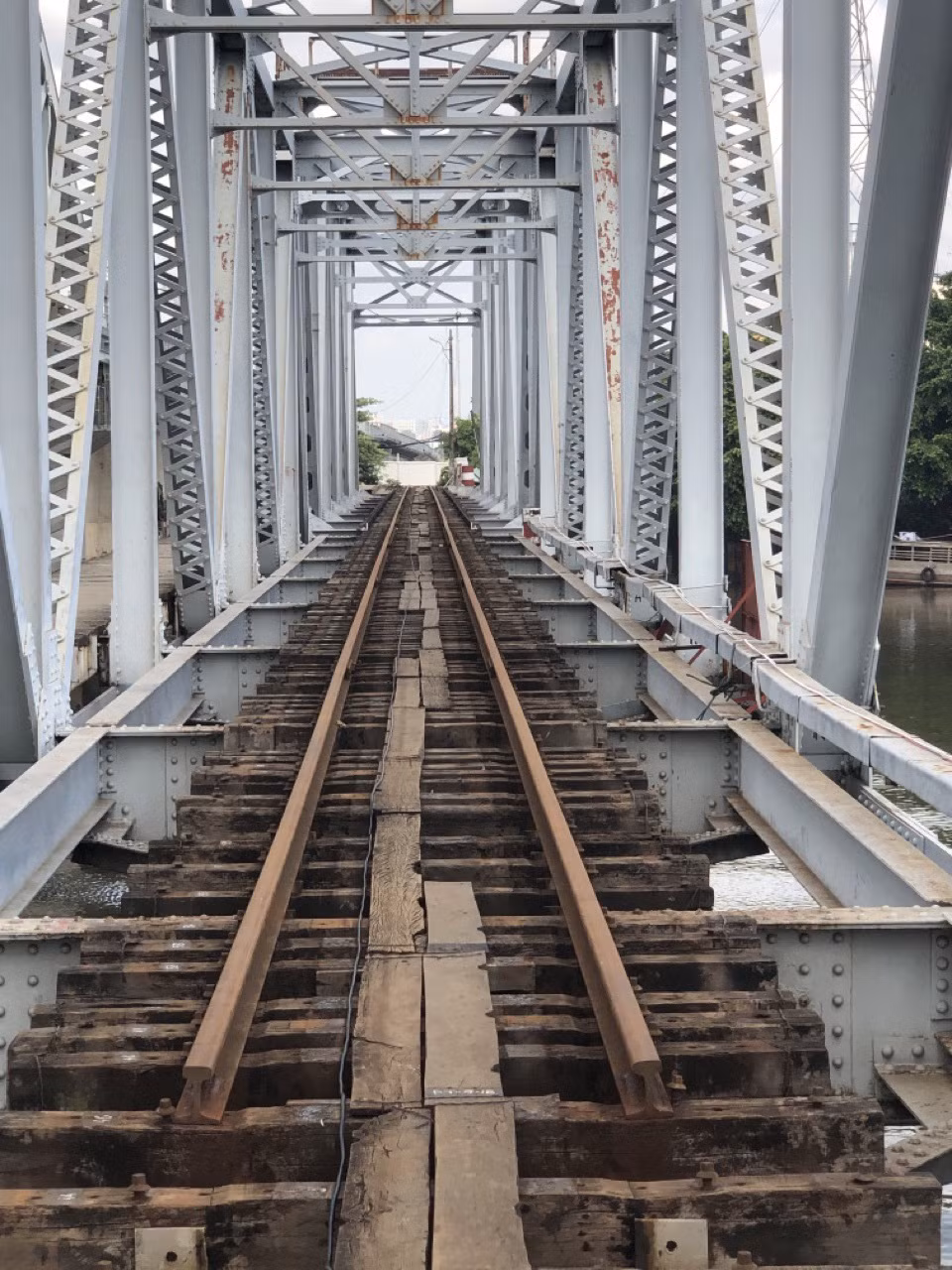 Như vậy, nếu tính từ thời gian đào hố móng, xây trụ và nối những nhịp cầu đầu tiên thì cầu Bình Lợi đã trải qua ba thế kỷ và chính thức được khánh thành vào tháng 1/1902, tức trước cả thời điểm thông xe cầu Long Biên một tháng...