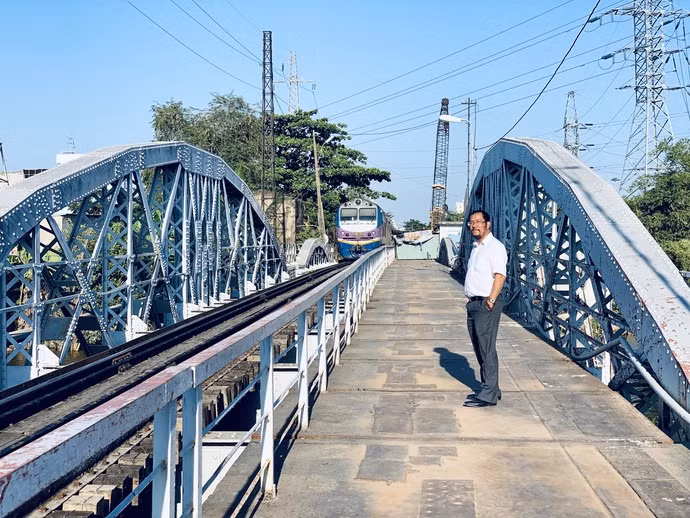Toàn bộ thép được chở từ Pháp sang. Khi khánh thành, cầu dài 276 m với 6 nhịp được làm bằng kim loại, trong đó có một nhịp cầu quay dài 40 m để cho tàu thuyền tự do qua lại.