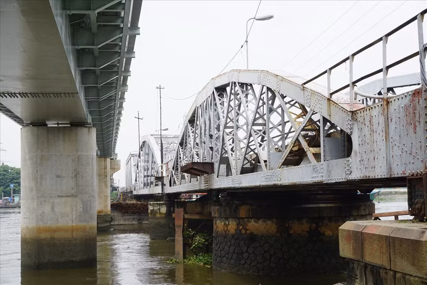 Cầu Bình Lợi cũ thuộc tuyến đường sắt Sài Gòn - Nha Trang được hoàn thành tháng 2/1902. Đây là cây cầu đầu tiên vượt sông Sài Gòn, kết nối Sài Gòn với miền Đông, miền Trung và các tỉnh phía Bắc Việt Nam.
