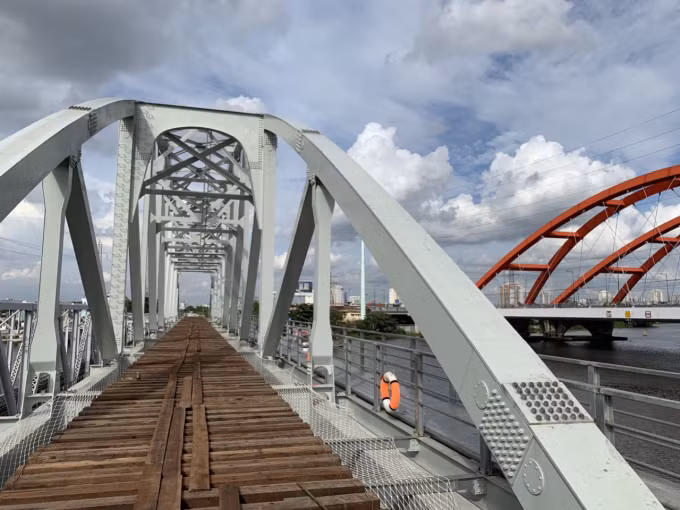 Cầu Bình Lợi ban đầu chỉ cho lưu thông một chiều. Bên này lưu thông thì bên kia phải đợi. Khi con nước lên, cầu quay cho tàu thuyền qua lại, mọi hoạt động giao thông ở hai đầu cầu dừng lại.