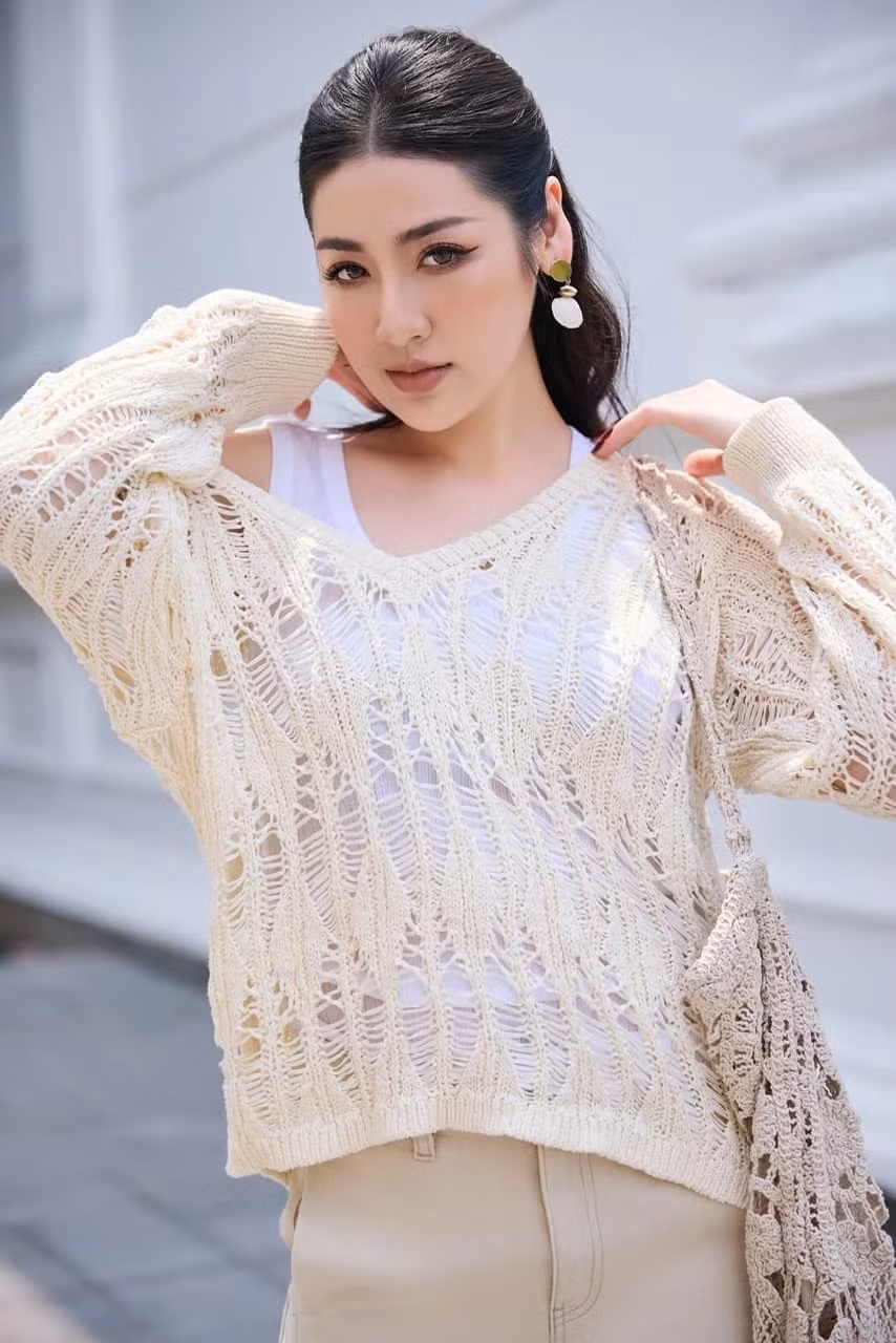 Tú Anh cũng chơi thân với một hội bạn là các hoa hậu, á hậu tại Hà Nội như Ngọc Hân, Phương Nga... Thỉnh thoảng, họ tụ tập ăn uống, tán gẫu.