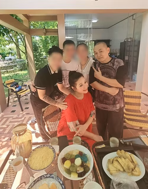 Thanh Thanh Hiền thường xuyên mời bạn bè, đồng nghiệp, người thân đến nhà vườn ăn uống.
