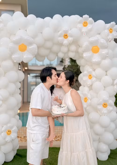Cặp đôi tình tứ trong buổi tiệc sinh nhật của Đông Nhi vào tháng 10/2024. Ảnh: FB Đông Nhi.
