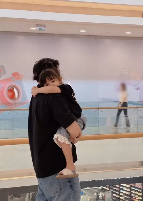 Nam ca sĩ bồng bế con gái đầu lòng Winnie. Ảnh: FB Ông Cao Thắng.