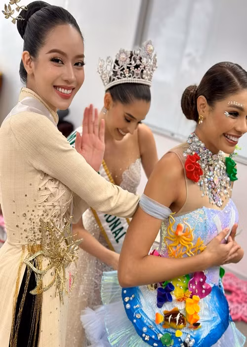 Thanh Thủy rạng rỡ ở hậu trường thi trang phục dân tộc. Ảnh: Fanpage Miss International.