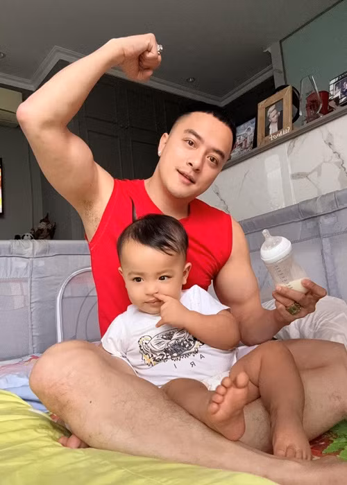 Mới đây, C ao Thái Sơn cho biết, anh đã kết hôn. Hiện tại, anh cùng vợ con sống ở biệt thự tại TP HCM.