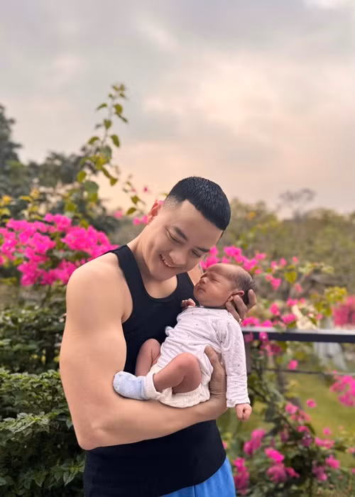 Cao Thái Sơn chia sẻ hình ảnh đưa con trai đi tắm nắng.
