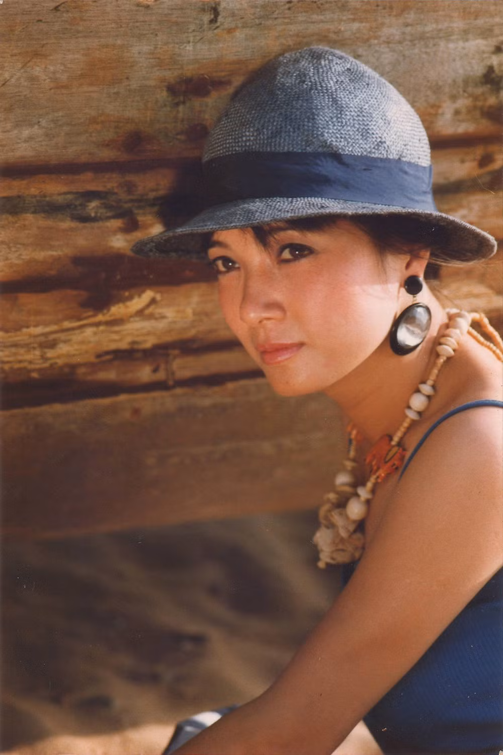 NSND Lê Khanh ghi dấu ấn trên sân khấu qua các vai nữ chính: Juliet trong Romeo và Juliet, bà mẹ trong Hồn ma bóng quỷ, Desdemona trong Otenlo, Luyin trong Trưởng giả học làm sang, và Lý Chiêu Hoàng trong Rừng trúc…