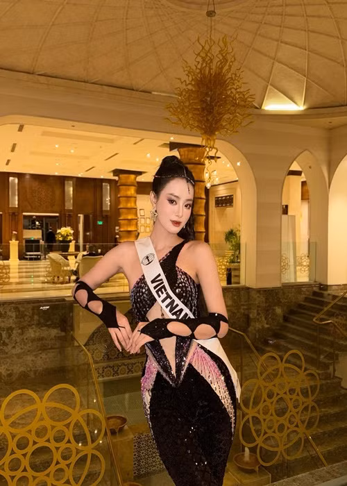 Khánh Linh liên tục điểm ghi điểm. Cô đã tận dụng lợi thế giao tiếp bằng tiếng Anh để giao lưu và kết bạn với các thí sinh. Ảnh: FB Bùi Khánh Linh.