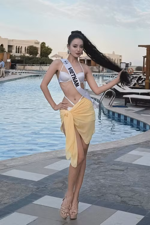 Khánh Linh nổi bật khi lựa chọn kiểu tóc xoăn cột cao, tôn lên vẻ đẹp phóng khoáng khi trình diễn. Ảnh: FB Bùi Khánh Linh.