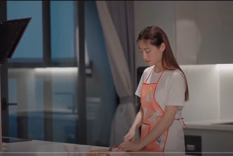 Người đẹp thường xuyên nấu ăn tại nhà riêng. Ảnh: Youtube Lương Thùy Linh.