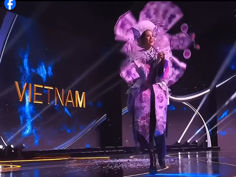 Khi Kỳ Duyên bung mở chiếc lọng, hàng trăm bông hoa giấy bay lên. Màn trình diễn này nhanh chóng gây ấn tượng. Ảnh chụp màn hình.