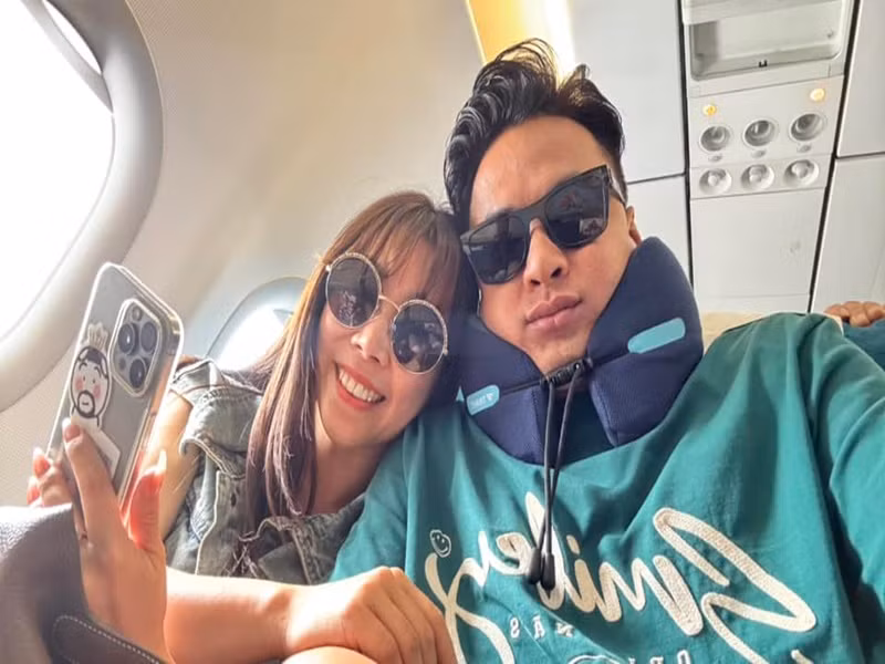 Trên mạng xã hội, nam diễn viên liên tục khoe ảnh tình tứ bên vợ.