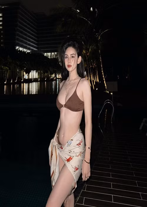 Bạn gái Tuấn Ngọc khoe vóc dáng nóng bỏng với bikini. Ảnh: Instagram Hương Liên.