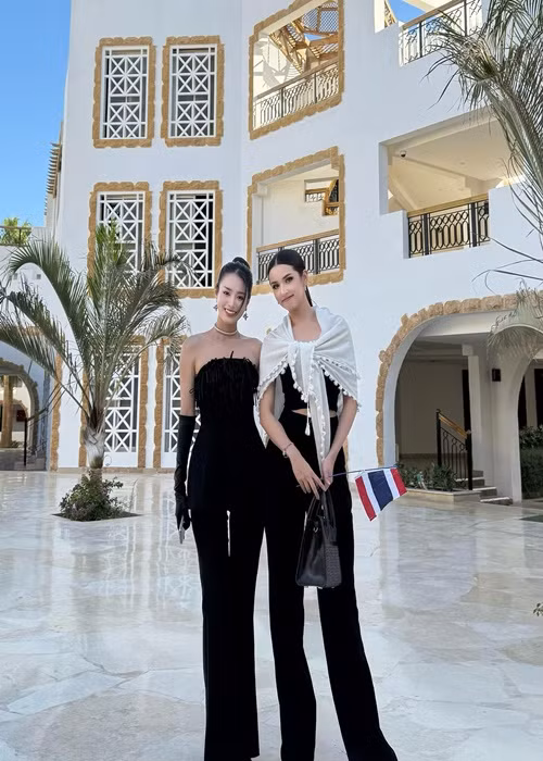 Đại diện Việt Nam thân thiết với Arabella Sitanan Gregory - mỹ nhân Thái Lan. Ảnh: FB Bùi Khánh Linh.