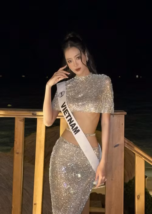 Mới nhất, tham gia một hoạt động, đại diện Việt Nam mặc áo croptop kết hợp cùng chân váy dài bó sát khoe vóc dáng thon gọn, gợi cảm. Ảnh: FB Bùi Khánh Linh.