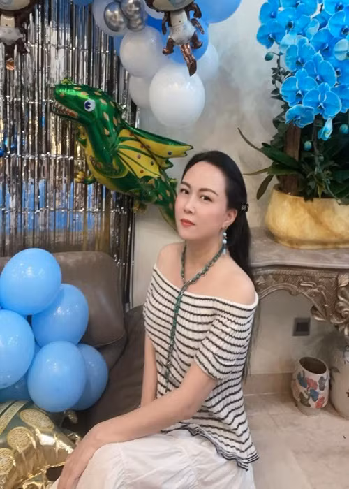 Phượng Chanel khi trẻ trung, quyến rũ, lúc lại quý phái, sành điệu. Ảnh: FB Phượng Chanel.