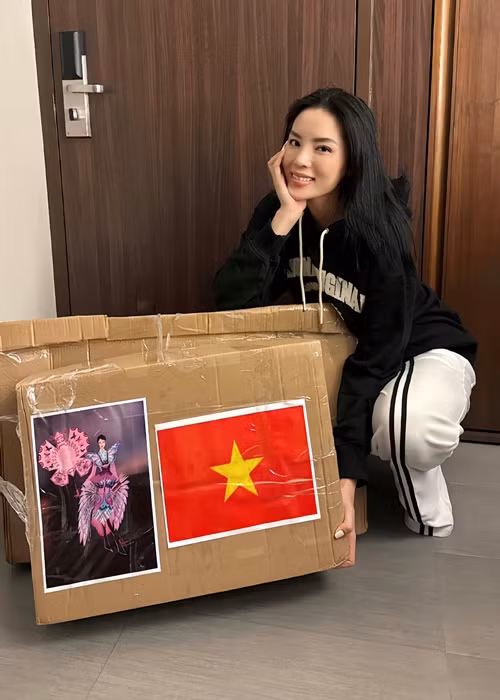 Hành lý chứa trang phục dân tộc của Hoa hậu Kỳ Duyên đã bị một người cầm nhầm. Sau 1 ngày thất lạc hành lý, đại diện Việt Nam đã tìm thấy. Ảnh: FB Kỳ Duyên.