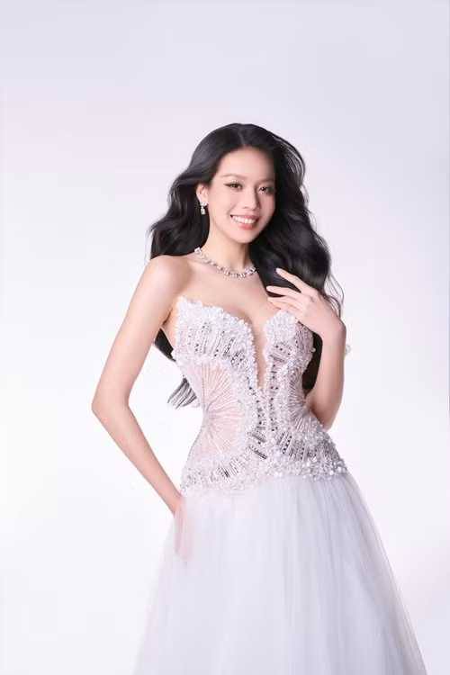 Phong cách thời trang của Thanh Thủy khi thi quốc tế được đánh giá cao. Mỗi khi xuất hiện, cô luôn chỉn chu váy áo, trang điểm. Ảnh: FB Thanh Thủy.