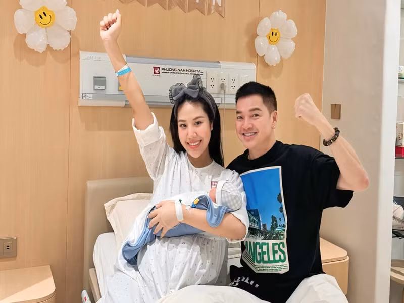  Quang Minh và bạn gái mới tên K.C vừa đón con trai chung chào đời. Ảnh: FB K.C.