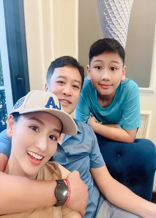Lã Thanh Huyền và chồng mua căn biệt thự với giá 2 triệu USD (khoảng 48 tỷ đồng) và mất gần 2 năm sửa chữa với chi phí khoảng 10 tỷ đồng.