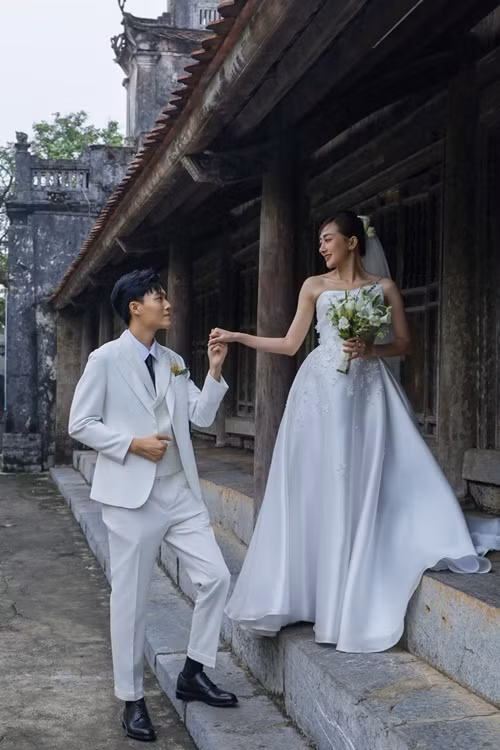 Phan Đạt từng hài hước chia sẻ hình ảnh món gà bị cháy đen do Phương Lan nấu. “Sốt cao nên nhờ cô ấy nấu ăn cho 1 bữa. Mời cả nhà ăn món “gà kho kiểu Quảng Ninh" với mình nhé. Ngon má ơi luôn! Món này có vị than tre, rất giòn nhé”, anh viết. Ảnh: Arttimes.