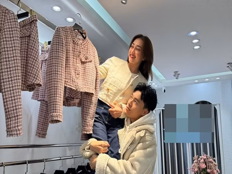Trong một lần đi mua sắm, Phan Đạt bồng bế Phương Lan để xem trang phục. Ảnh: FB Phương Lan.