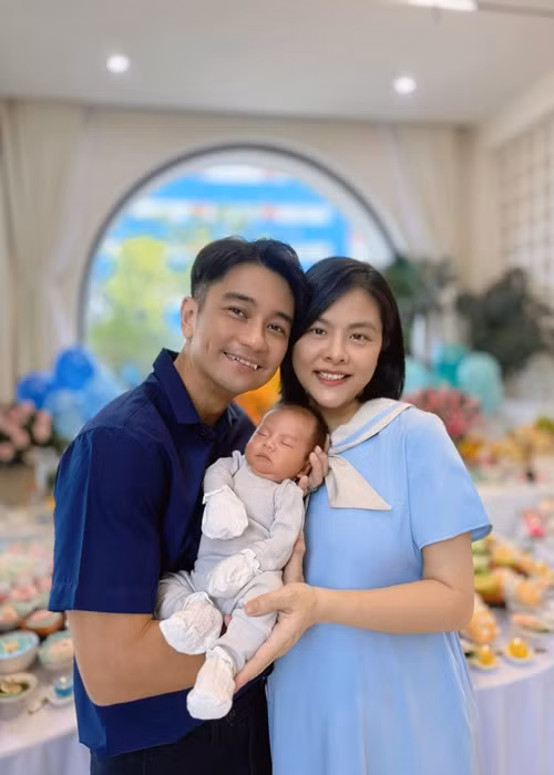 Ngày 11/10, Vân Trang sinh con trai tên Quintin.