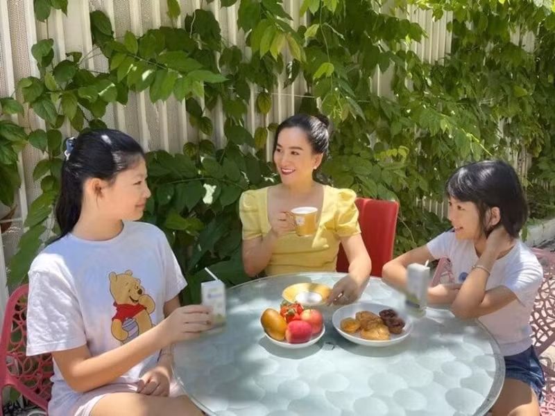 Vợ Bình Minh cùng các con thích ăn uống ở sân vườn. Ảnh: FB Anh Thơ.