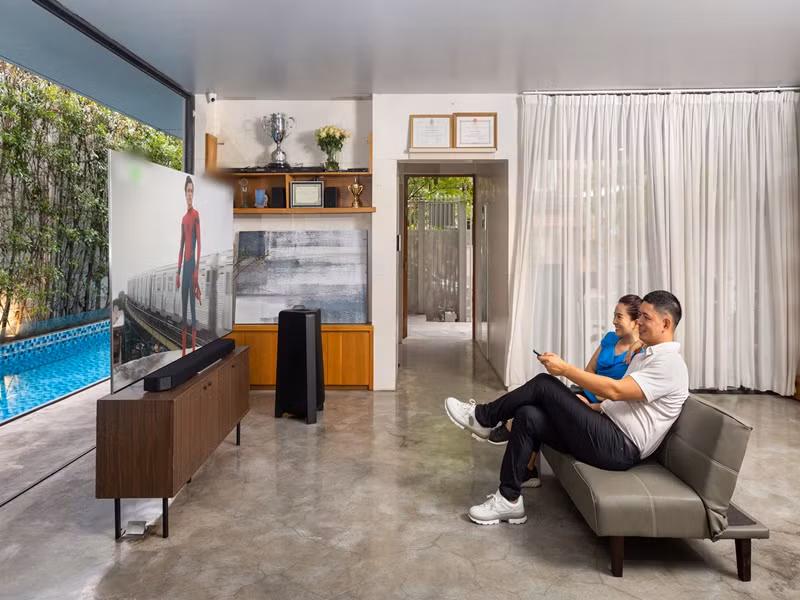 Bình Minh cùng vợ đại gia xem tivi khi rảnh rỗi. Ảnh: FB Bình Minh.