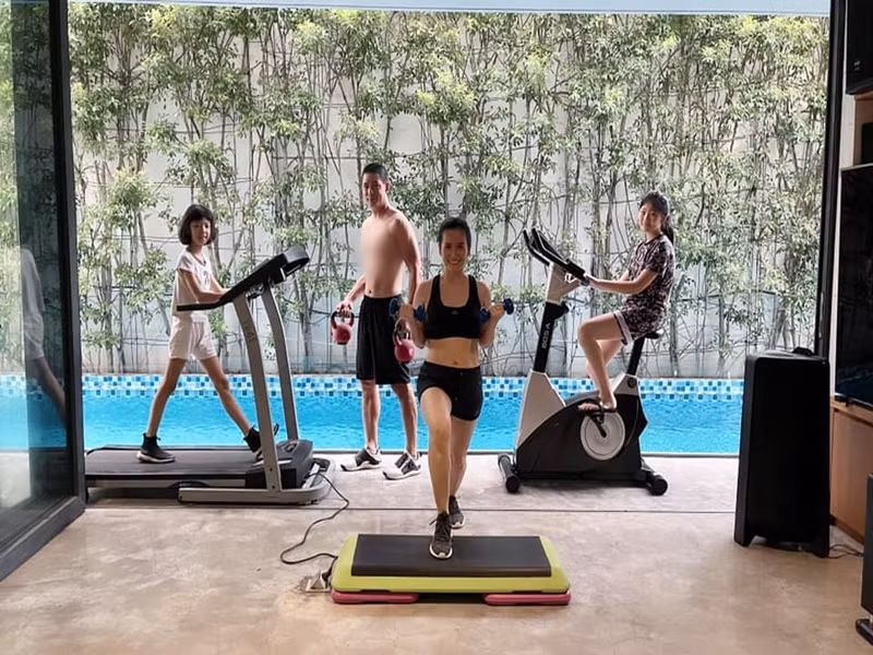 Nam diễn viên tập thể dục tại nhà cùng vợ con. Ảnh: FB Bình Minh.