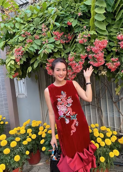 Doanh nhân Anh Thơ khoe khu vườn ngập tràn hoa dịp Tết Nguyên đán. Ảnh: FB Anh Thơ.