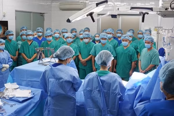 Các chuyên gia đã thống nhất bắt đầu phẫu thuật lấy tạng vào lúc 10 giờ 45 phút ngày 24/11. Trước khi phẫu thuật lấy tạng, hàng chục y bác sĩ cúi đầu tri ân nam thanh niên 18 tuổi vì nghĩa cử cao đẹp. “Không cứu được cháu thì có thể cứu được thêm nhiều người khác”, mẹ của bệnh nhân nghẹn ngào chia sẻ.