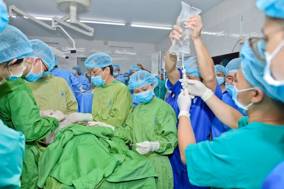 Sau khi lấy xong tạng, ê-kíp phẫu thuật nhanh chóng bảo quản, gấp rút vận chuyển đến các bệnh viện đang có người bệnh đợi sẵn.