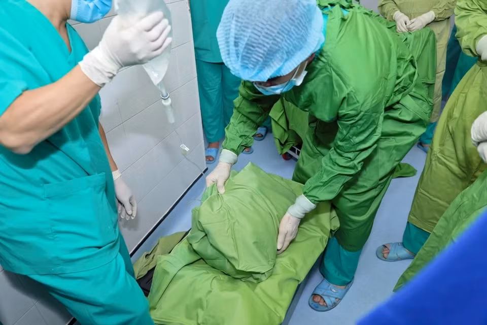 Quả tim được bảo quản cẩn thận với một lớp vải. Trong quá trình di chuyển, một người trong ê-kíp sẽ cầm dịch truyền để nuôi tim.
