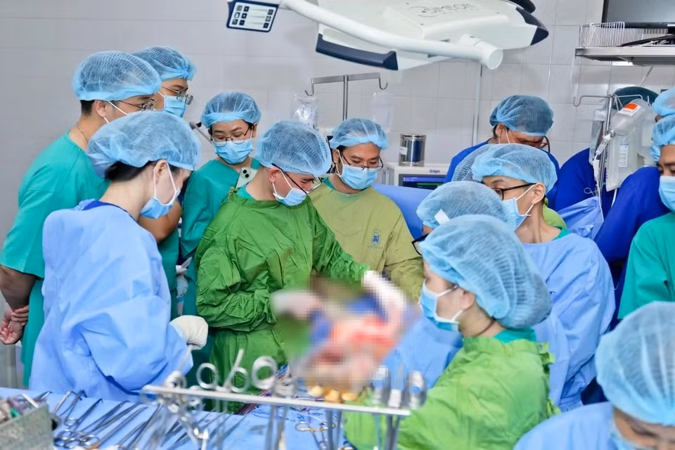 Hai quả thận được ghép cho 2 bệnh nhân tại Bệnh viện Thống Nhất. Đây là ca ghép thận thứ 19 của đơn vị này và là trường hợp ghép thận đầu tiên trên người bệnh chết não. Giác mạc của nam thanh niên được ghép cho 2 bệnh nhân tại Bệnh viện Trung ương Huế.