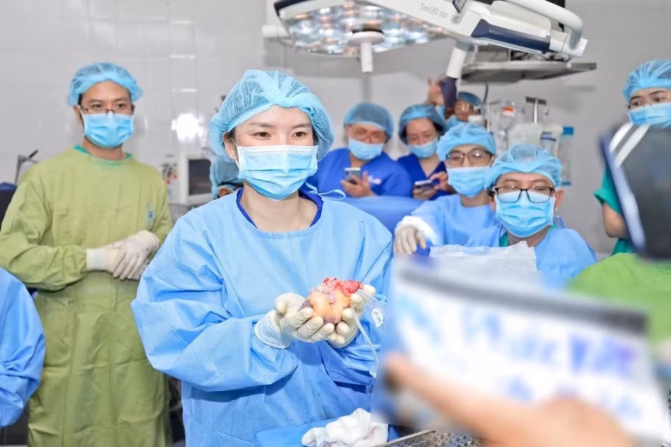 Quả tim và một phần gan phải được chuyển đến Hà Nội để ghép cho hai người bệnh tại Bệnh viện Việt Đức.