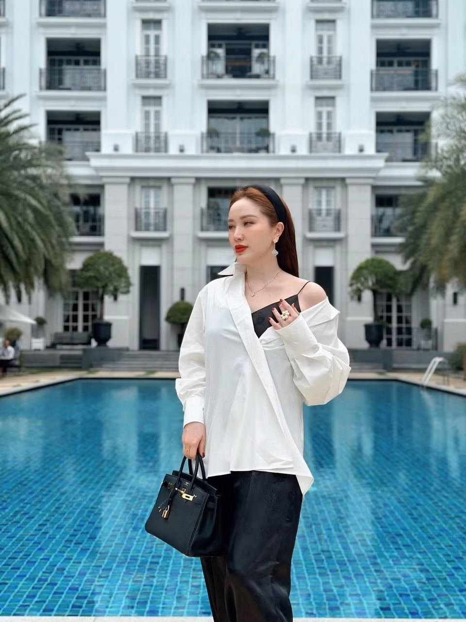 Bảo Thy nói dù bận rộn, ông xã vẫn sắp xếp thời gian đưa vợ và con trai đi du lịch nhiều nước trên thế giới. Theo những hình ảnh được chia sẻ trên mạng xã hội, Bảo Thy thường xuyên check-in ở những địa điểm nổi tiếng, khách sạn lớn. Cô gây chú ý với bộ sưu tập hàng hiệu đến từ Hermès, Gucci, Miu Miu, Chanel...