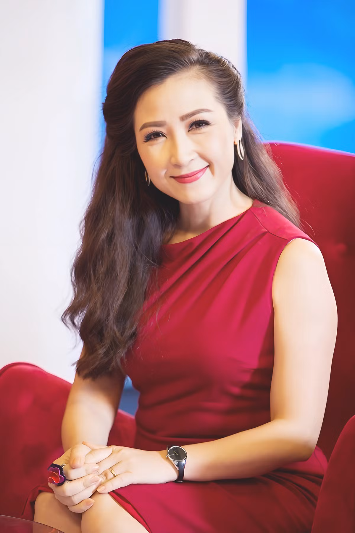 Khánh Huyền hiện vẫn giữ được nhan sắc trẻ đẹp cùng vóc dáng thon gọn. Nhiều người nhận xét chị là "người đẹp không tuổi" của showbiz Việt. Để giữ gìn xuân sắc, Khánh Huyền chăm chỉ chạy bộ, ăn nhiều rau xanh, nghỉ ngơi đúng giờ và chăm sóc da. Tinh thần vui tươi, yêu đời cũng là một điều quan trọng giúp người đẹp sinh năm 1971 luôn tươi trẻ, tràn đầy năng lượng.